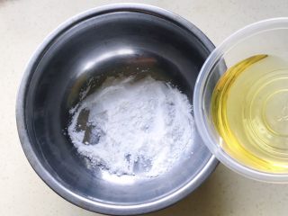 3、蔓越莓小小酥,倒入玉米油