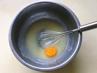 5、蔓越莓小小酥,倒进一个蛋黄搅拌均匀