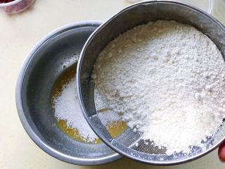 6、蔓越莓小小酥,奶粉和低筋面粉过筛