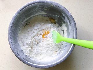 7、蔓越莓小小酥,用刮刀拌匀到无干粉