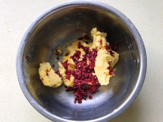 9、蔓越莓小小酥,倒入切碎的蔓越莓干