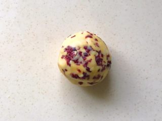 11、蔓越莓小小酥,整成圆形，放置十分钟左右，这时候烤箱170预热二十分钟