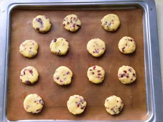 12、蔓越莓小小酥,分成大小、厚薄均匀的圆饼状