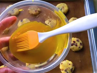 13、蔓越莓小小酥,还有一个蛋黄放进容器里