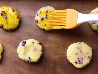 14、蔓越莓小小酥,把蛋黄液均匀刷在小圆饼上