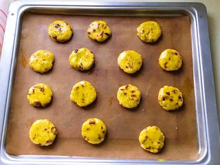 15、蔓越莓小小酥,全部刷上蛋黄液，烤箱预热也已完成，中层170度20分钟