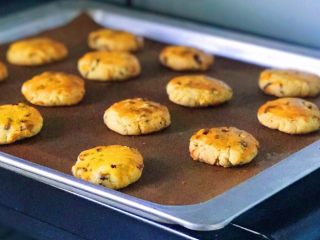 16、蔓越莓小小酥,出炉了，颜色金黄色，特别漂亮，就连裂缝也很美……