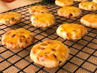 17、蔓越莓小小酥,放在烤网上晾凉