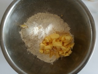 1、苹果派,黄油软化后，加入面粉中