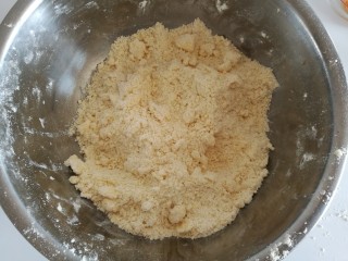 2、苹果派,用手搓成颗粒状
