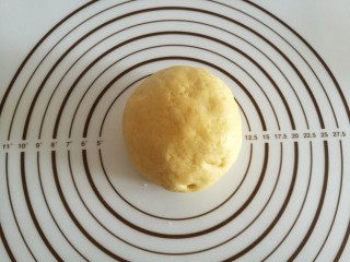 4、苹果派,和好的面团用保鲜膜包起来，放入冰箱冷藏一个小时