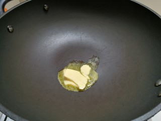 5、苹果派,热锅放入黄油