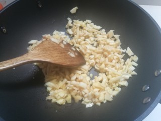 6、苹果派,放入苹果炒