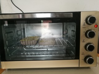 16、苹果派,放入预热好的烤箱，190度，30分钟即可