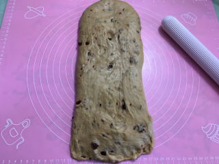 6、红糖蔓越莓吐司,取出发酵好的面团进行排气,擀成长方形后翻面,底部按薄。