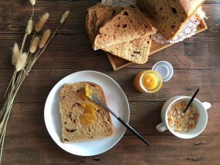 13、红糖蔓越莓吐司,成品图。