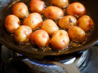 6、蔬菜鸡汤,将土豆放在煎过鸡肉的锅内煎至焦糖色,这一步是好味道的关键,根茎蔬菜经过高温油煎后再炖煮会有意想不到的好味道