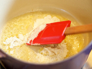 8、蔬菜鸡汤,放入面粉翻炒至金黄色出香,形成油面糊(Roux),再倒入白葡萄酒