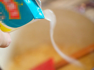 9、蔬菜鸡汤,等待酒气和酸度走掉并蒸发剩1/3液体量时倒入高汤