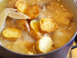 12、蔬菜鸡汤,炖煮约10分钟后加入土豆、洋葱、胡萝卜一同炖煮,盐调味,直至鸡肉软嫩熟透