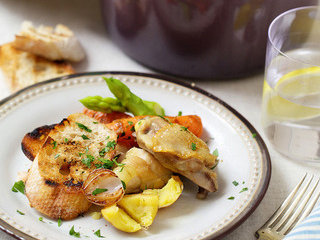 13、蔬菜鸡汤,出锅前5分钟放入芦笋,最后盐调味,上桌时挤入柠檬汁并充分搅拌,搭配面包即可享用