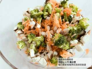 3、宝宝辅食：西兰花鸡肉烘蛋,五彩缤纷，看见后一整天的心情都是阳光灿烂哈。