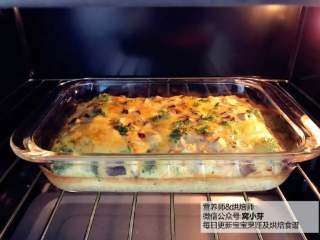 4、宝宝辅食：西兰花鸡肉烘蛋,刚烤完时鼓鼓的烘蛋饼，嘿嘿，从烤箱中取出，小心烫手哦.