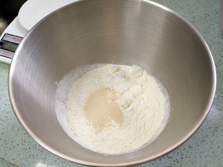 1、酥皮苹果小餐包,把面粉、糖、盐、酵母投入厨师机。