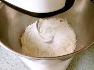 2、酥皮苹果小餐包,厨师机开启一档，把材料混合均匀。