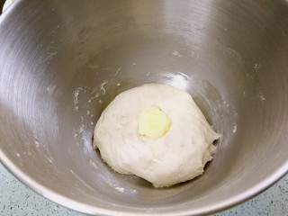 4、酥皮苹果小餐包,关停厨师机，用手把黄油分瓣摁入面团里。