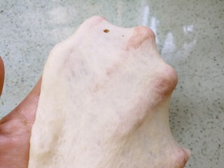 5、酥皮苹果小餐包,继续开动厨师机，3档揉面，直至出膜。