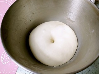 7、酥皮苹果小餐包,发酵至2倍大，中间戳个洞不会回缩，就发好了。