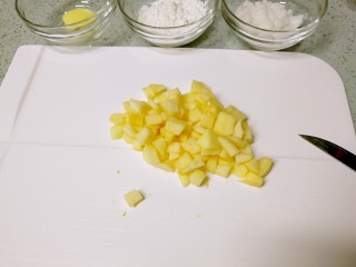 9、酥皮苹果小餐包,苹果切成细丁。