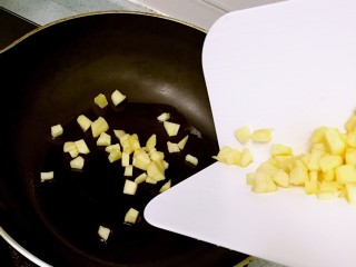 10、酥皮苹果小餐包,锅里小火融化黄油，倒入苹果丁。