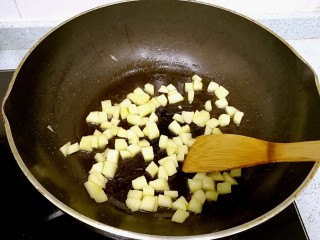 11、酥皮苹果小餐包,中火翻炒至苹果丁变软，用铲子轻压可以感觉出来。