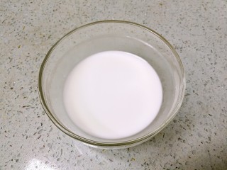 12、酥皮苹果小餐包,把玉米淀粉加入清水搅匀，倒入锅里，改小火，不停搅拌。