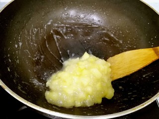 13、酥皮苹果小餐包,加入细砂糖，不停搅拌，直到形成粘稠的面糊。用容器装好，放冰箱冷藏备用。