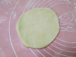 15、酥皮苹果小餐包,取一个小面团，用擀面杖擀成小圆饼状。