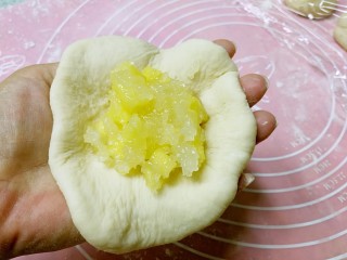 16、酥皮苹果小餐包,包入苹果馅料。