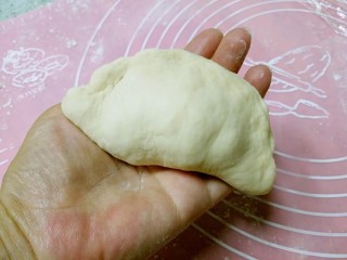 17、酥皮苹果小餐包,包成大饺子状，捏紧收口。