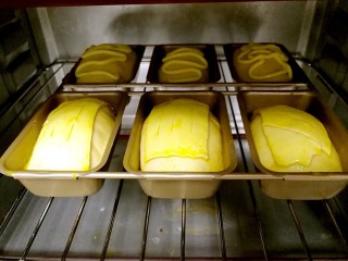 20、酥皮苹果小餐包,刷上全蛋液，入烤箱，180度，20分钟。