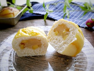 21、酥皮苹果小餐包,出炉脱模。看看里面的馅料。