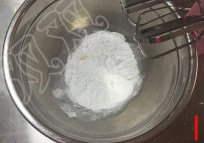 1、米奇饼干,黄油切丁，软化