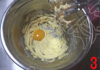 3、米奇饼干,加入蛋黄