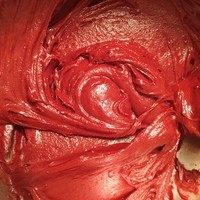 6、正宗红丝绒cupcake,用刮刀切拌均匀。