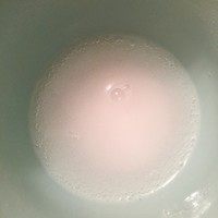 8、正宗红丝绒cupcake,20克白醋+4克小苏打，会出现冒泡泡的反应，看到醋也不要惊讶啦，最后的蛋糕口感不会是你想的那样哈哈哈。