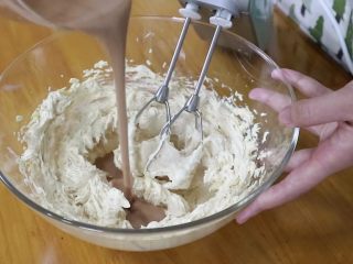 9、真正有巧克力的巧克力曲奇,黄油充分打发后再加第二次