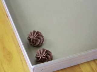 17、真正有巧克力的巧克力曲奇,在烤盘上一次挤好