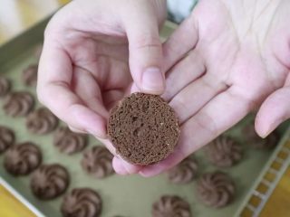 20、真正有巧克力的巧克力曲奇,酥松的曲奇底部会有这样蕾丝花纹