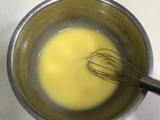 3、桃酥饼干,加入鸡蛋液，搅拌均匀。